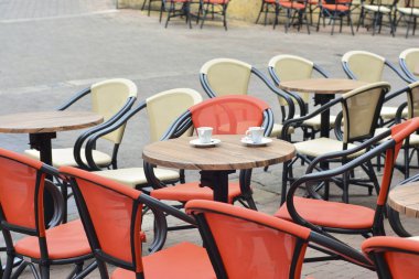 İki bardak kahve sokakta boş bir kafede bir masada