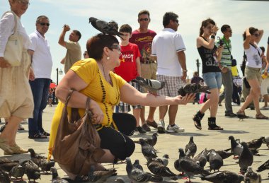 Venice, İtalya - 30 Haziran 2011: kare San Marco güvercin tutan kadın turist