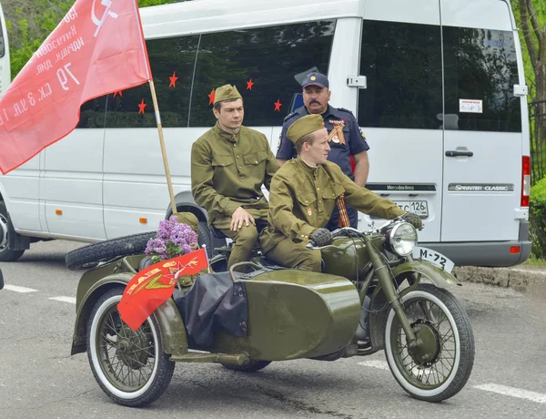 皮亚季戈尔斯克, 俄罗斯-2017年5月09日: 穿制服的男人骑着摩托车 M-72 摇篮 — 图库照片
