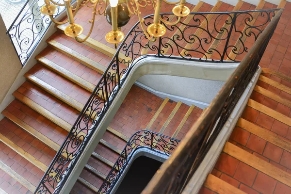 Twisted gamla trappan uppifrån ner — Stockfoto