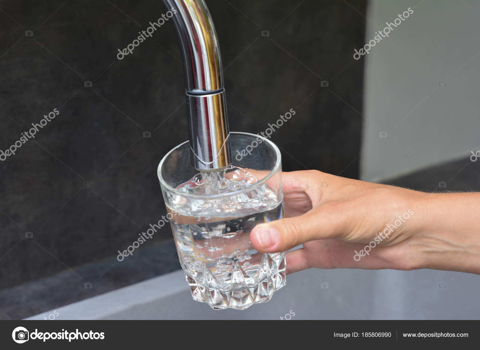 女性手をガラスのコップに水を注ぐ ストック写真 C Kipgodi 女性手をガラスのコップに水を注ぐ ストック写真 C Kipgodi