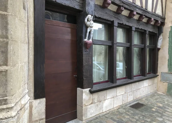 Escultura de madeira velha do século XV em uma casa em Le mans, França — Fotografia de Stock