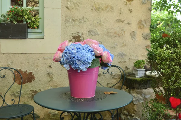 Bukiet róż różowy i niebieski Hortensja — Zdjęcie stockowe