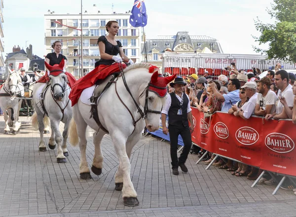 LE MANS, FRANÇA - JUNHO 13, 2014: Cavalo branco com cavaleiro.Desfile de pilotos de corrida — Fotografia de Stock