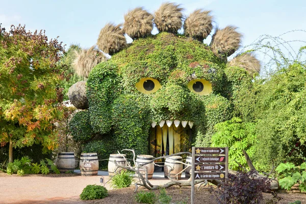 TERRA BOTANICA, ANGERS, FRANCE - SEPTEMBER 24, 2017: Head of a monster covered with ivy in a park — Stock Photo, Image
