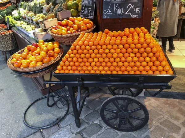 Row of tangerines in a barrow — Stock Photo, Image