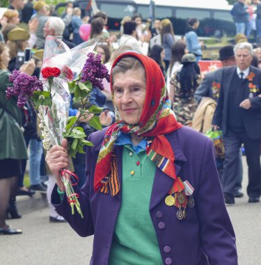 Pyatigorsk, Rusya - 09 Mayıs 2017: Zafer Bayramı kutlama çiçekli savaş usta kadın