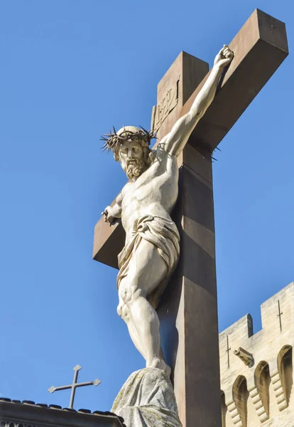 Una estatua de Jesús colgando de una cruz — Foto de Stock