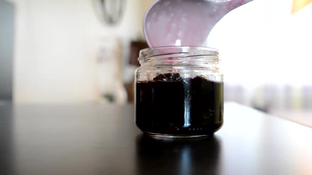 自制樱桃果酱倒入保存樱桃的罐子里 — 图库视频影像
