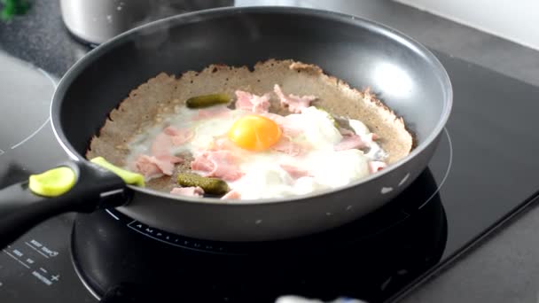 Crepe Francés Con Huevo Queso Una Sartén Cocina Casera — Vídeos de Stock