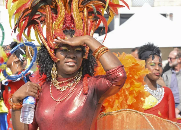 ル ・ マン、フランス - 2017 年 4 月 22 日: 祭エヴロパ ・ ジャズ カリブ海の衣装で踊る女性 — ストック写真