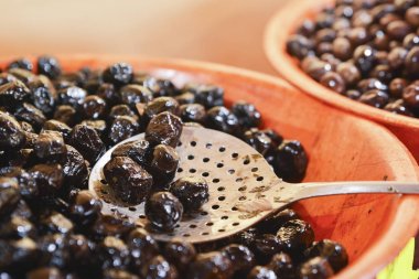 Bir kasede siyah zeytin