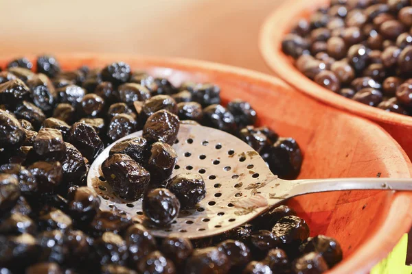 Bir kasede siyah zeytin