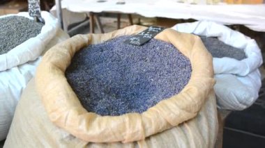 Lavanta tarafından ağırlık, Provence Fransa piyasada kuru buketleri bir torba