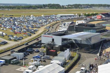 Le Mans - Fransa, 17 Haziran 2017: Yukarıdan görünümüne pavilion Porsche Motor Show ve büyük bir otopark