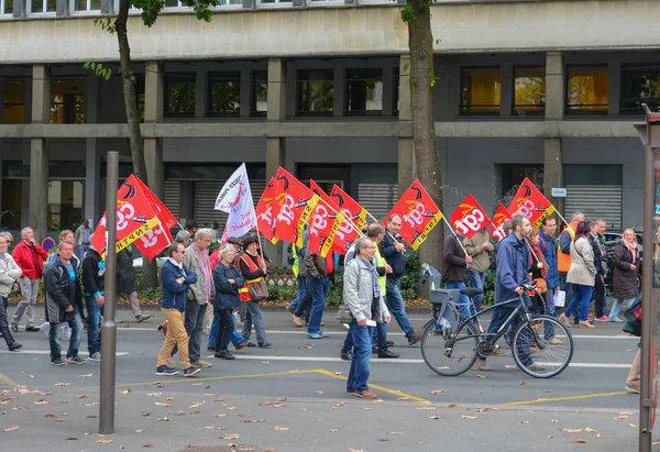 LE MANS, FRANCIA - 10 DE OCTUBRE DE 2017: La gente se manifiesta durante una huelga contra nuevas leyes —  Fotos de Stock