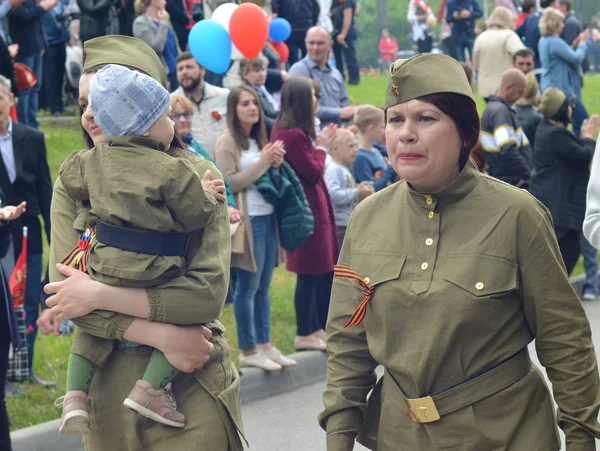 俄罗斯皮亚季戈尔斯克-2017年5月09日: 身着军装的妇女 — 图库照片