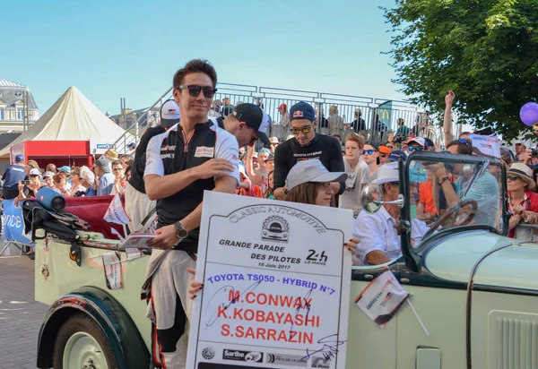 LE MANS, FRANCIA - 16 DE JUNIO DE 2017: El equipo de pilotos de Toyota Racing Kamui Kobayashi Stephane Sarrazin Mike Conway en un desfile de pilotos de carreras 24 horas —  Fotos de Stock