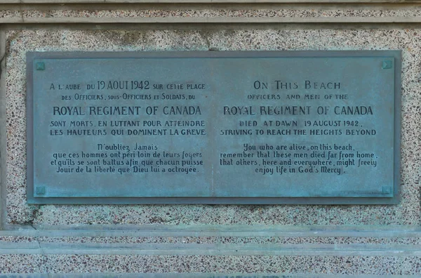 DIEPPE, FRANCIA - 01 DE MAYO DE 2018: Monumento a los soldados canadienses en la orilla durante el desembarco en Dieppe, Francia — Foto de Stock