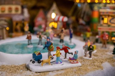 Noel için seramik figürlerden kış sahnesi