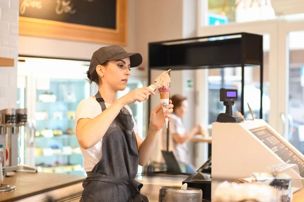 VERONA, ITALY - AUGUST 16, 2019:A girl prepares ice cream in the famous cafeteria La Romana — Stock Photo, Image