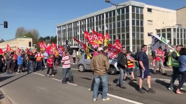 Dieppe, France - 19 квітня 2018: Люди демонструють під час страйку проти нових законів президента Франції Еммануїла Макрона. — стокове відео