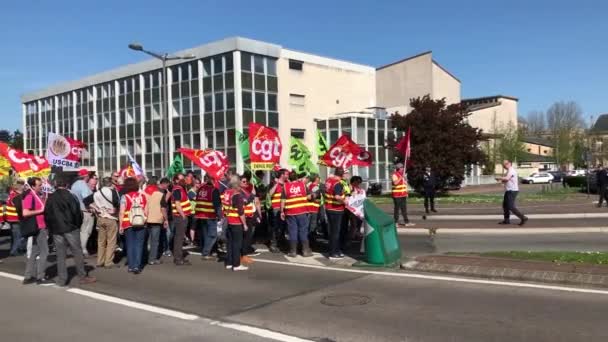 Dieppe, Frankrike - 19 april 2018: Människor demonstrerar under en strejk mot nya lagar av en president i Frankrike Emmanuel Macron — Stockvideo