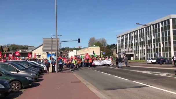 Dieppe, Franciaország - április 19, 2018: Az emberek tüntetnek a sztrájk során az új törvények ellen egy francia elnök Emmanuel Macron — Stock videók