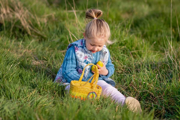 Kleines Mädchen sammelt Schokoladeneier für Ostern — Stockfoto