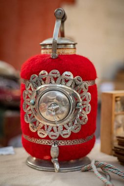 Kırmızılı Samovar Fransa 'daki bit pazarında keçeleşiyor