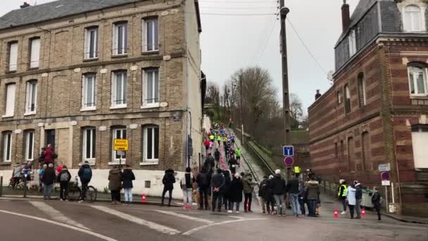 DIEPPE, FRANCIA - 02 DE FEBRERO DE 2020: Correr maratón para todas las personas de la ciudad Dieppe — Vídeos de Stock