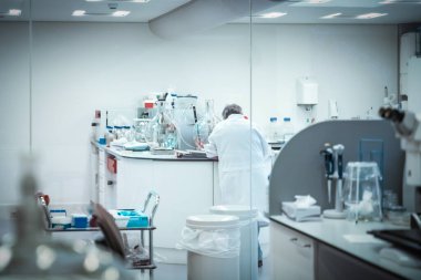 Laboratuvardaki bilim adamları Coronavirus Covid-19 'a karşı aşı geliştiriyorlar.