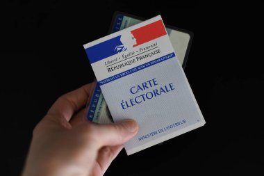Paris, Fransa - 09 Mart 2020: Bir Fransız seçim kartı ve oy kullanmak için bir kimlik kartı