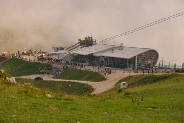 MALCESINE, ITALY - 09 AĞUSTOS 2019: İtalya 'da Monte Baldo' da teleferik kuyruğu olan teleferiğin görüntüsü