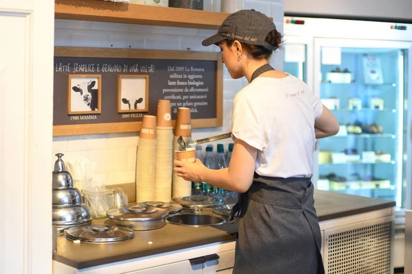 ВЕРОНА, ИТАЛИЯ - 16 августа 2019 года: Девушка готовит горячий шоколад в знаменитом кафе La Romana — стоковое фото