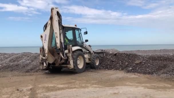 DIEPPE, FRANCIA - 16 DE MARZO DE 2020: Bulldozer retira piedras de la playa después de una tormenta — Vídeos de Stock