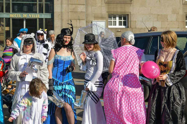 AVRANCHE, FRANKREICH - 23. FEBRUAR 2019: Mädchen in historischen Kleidern feiern vor der Hochzeit einen Junggesellenabschied. — Stockfoto