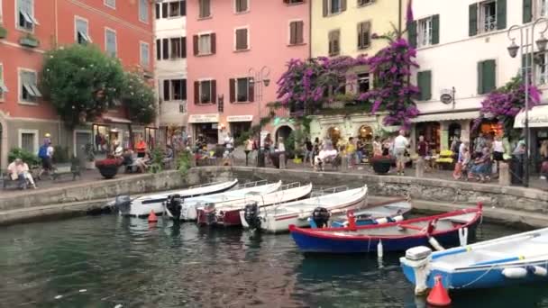 LIMONE SUL GARDA, ITÁLIA - AGOSTO 07, 2019: Pequeno porto com barcos perto do cais em Limone sul garda, Itália — Vídeo de Stock