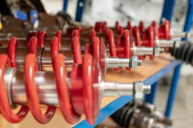 Araba için bir dizi kırmızı şok emici