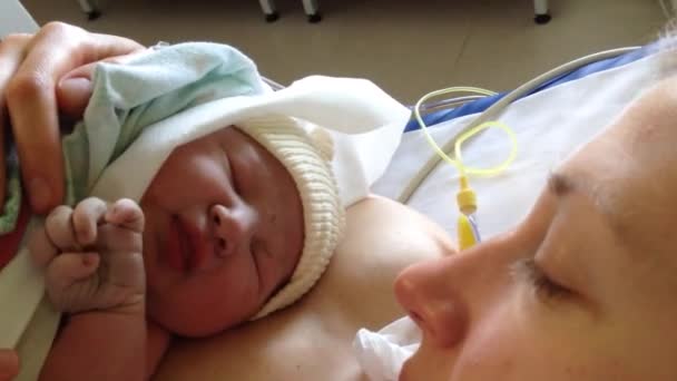 Primo Pianto Neonato Pelle Alla Pelle Dopo Nascita Con Madre — Video Stock