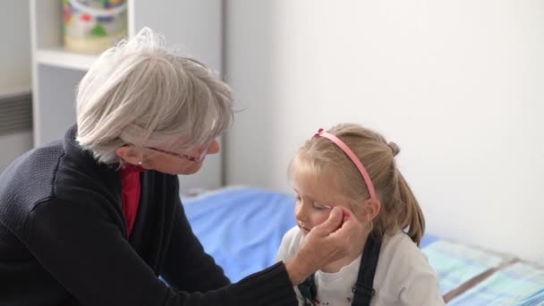 Großmutter Und Enkelin Spielen Zusammen — Stockvideo