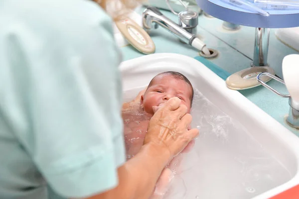 Uma Enfermeira Primeiro Banho Bebê Recém Nascido — Fotografia de Stock