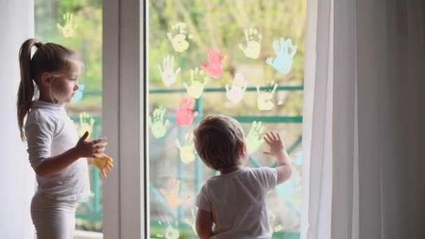 Crianças Pintam Com Palmas Das Mãos Janela Quarentena Fique Casa — Vídeo de Stock
