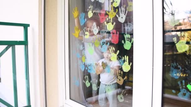 Crianças Pintam Com Palmas Das Mãos Janela Quarentena Fique Casa — Vídeo de Stock