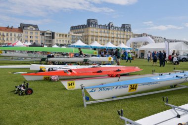 DIEPPE, FRANCE - 25 Mayıs 2019: Fransız Kürek Şampiyonası. Su kayıkları çimlerin üzerinde.