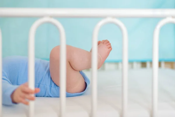 Πόδια Και Τακούνια Ενός Μωρού Τεσσάρων Μηνών Ξαπλωμένο Στο Κρεβάτι — Φωτογραφία Αρχείου