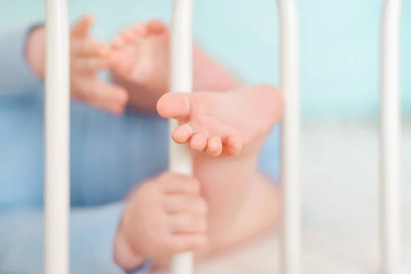 Piedi Tacchi Bambino Quattro Mesi Sdraiato Sul Letto Casa — Foto Stock