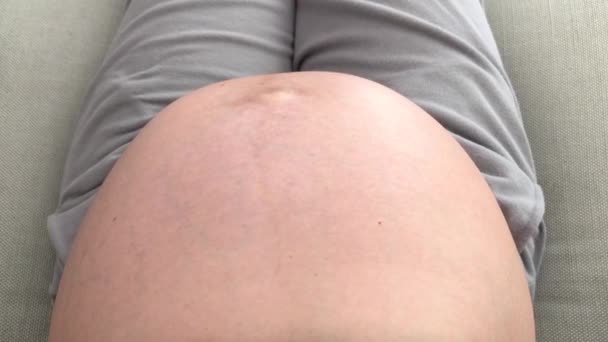 Mutter Dreht Video Von Baby Das Sich Bauch Bewegt — Stockvideo