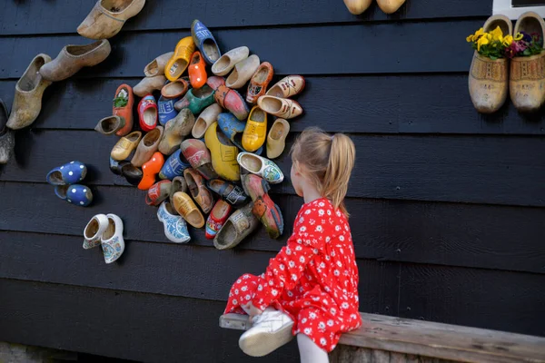 Zaanse Schans Niederlande April 2019 Holländische Holzschuhe Der Wand Museum — Stockfoto