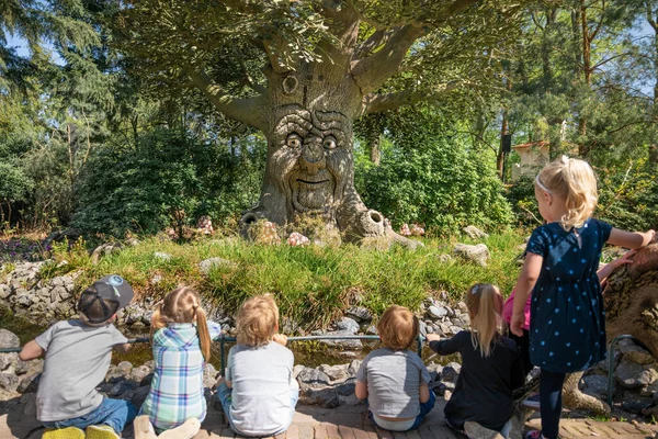 KAATSHEUVEL, PAÍSES BAJOS - 19 DE ABRIL DE 2019: Un viejo árbol cuenta leyendas y cuentos de hadas de niños . — Foto de Stock